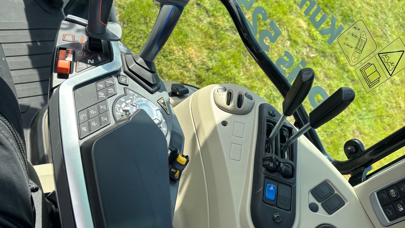 Traktor типа Massey Ferguson 5S.105 Dyna 4 Efficient KUN 790 Timer, Gebrauchtmaschine в Løkken (Фотография 6)