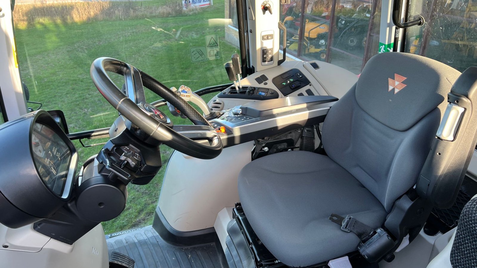 Traktor Türe ait Massey Ferguson 5S.105 Dyna 4 Efficient MF FL4018 frontlæsser, Gebrauchtmaschine içinde Løkken (resim 5)