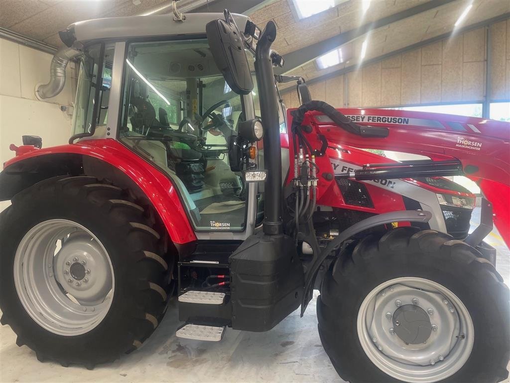Traktor tipa Massey Ferguson 5S.105 Dyna 4 Efficient Monteret med MF FL 4018 frontlæsser, Gebrauchtmaschine u Nimtofte (Slika 2)