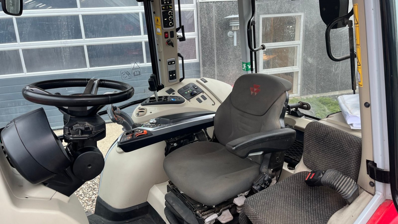 Traktor tip Massey Ferguson 5S.125 Dyna4 med frontlæsser, Gebrauchtmaschine in Lintrup (Poză 5)