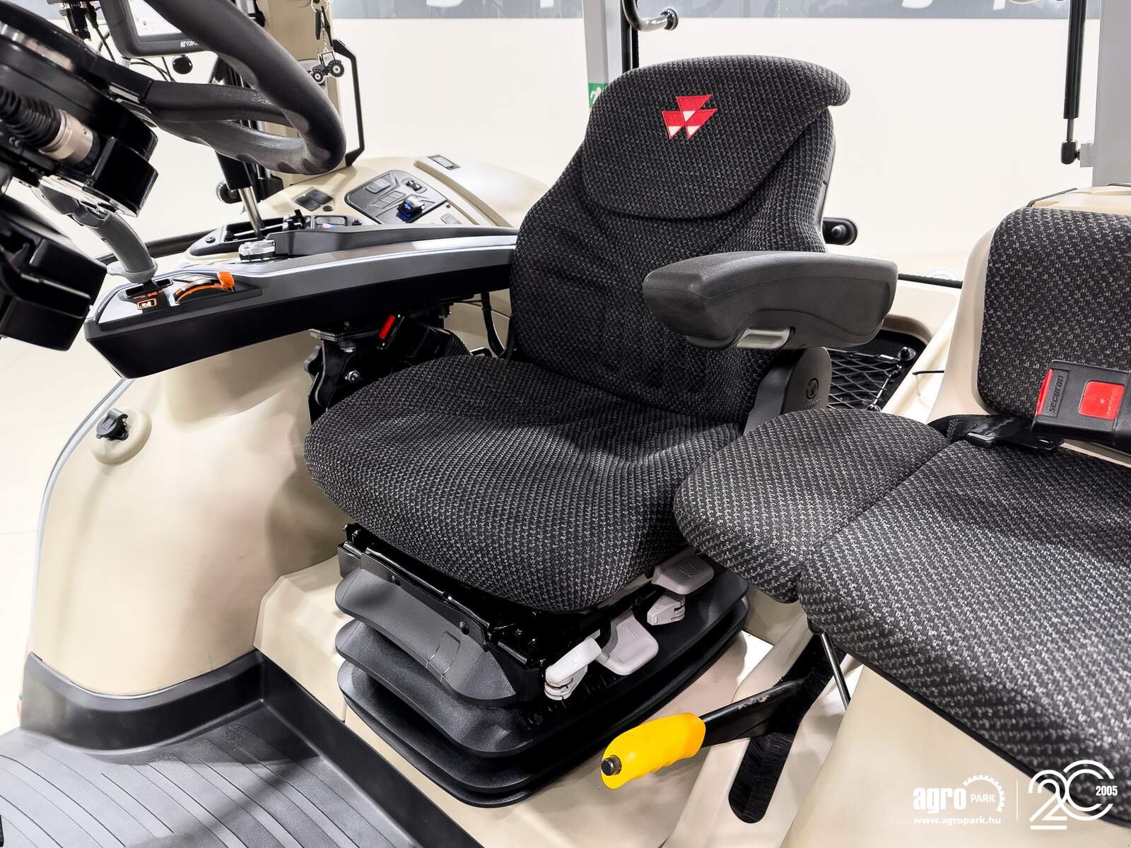 Traktor des Typs Massey Ferguson 5S.135, Gebrauchtmaschine in Csengele (Bild 11)