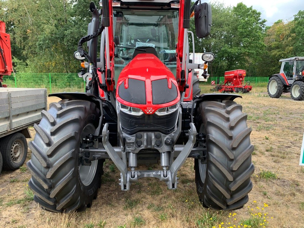 Traktor des Typs Massey Ferguson 5S.145 Dyna-6 Exclusive, Vorführmaschine in Wittingen (Bild 2)