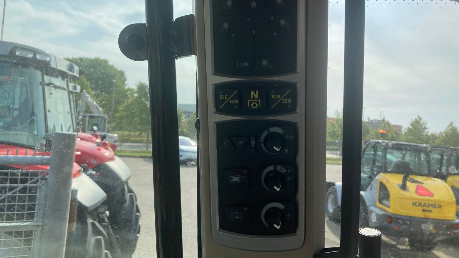 Traktor of the type Massey Ferguson 5S.145 Exclusive  Dyna-6 Exclusive, Gebrauchtmaschine in Roskilde (Picture 19)