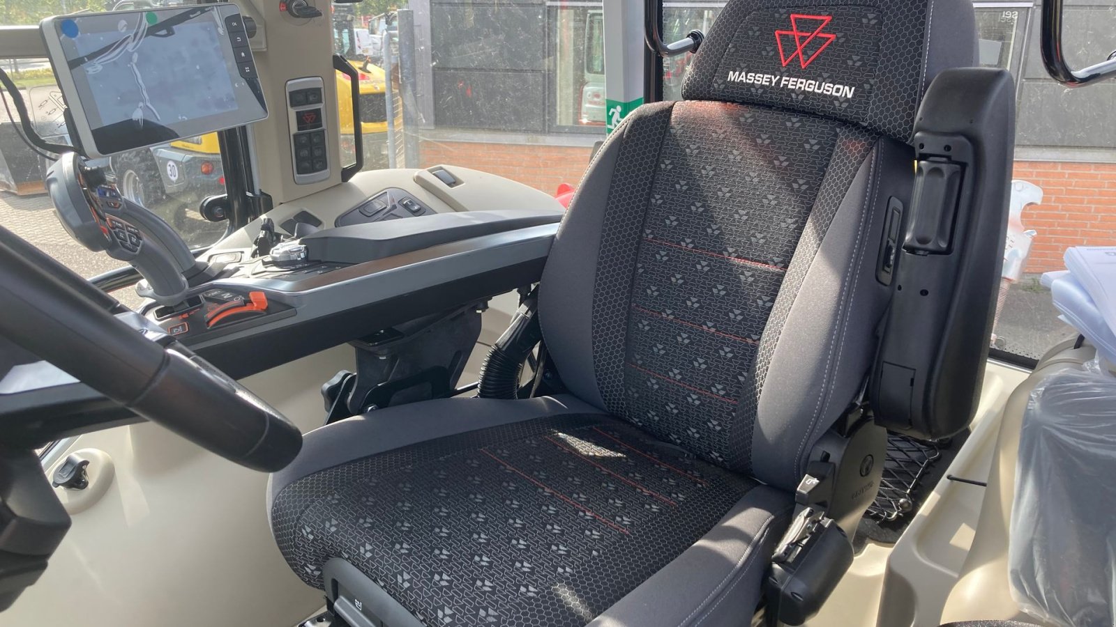 Traktor of the type Massey Ferguson 5S.145 Exclusive  Dyna-6 Exclusive, Gebrauchtmaschine in Roskilde (Picture 12)