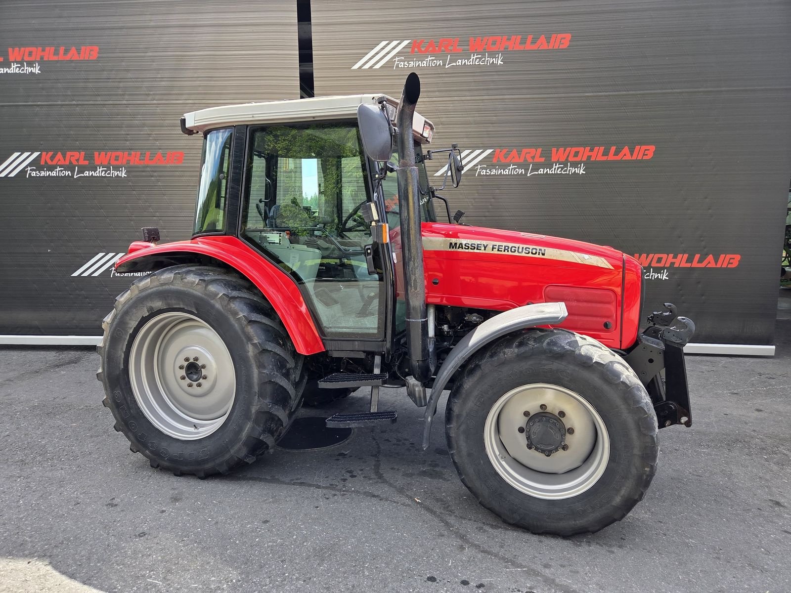 Traktor of the type Massey Ferguson 6235-4, Gebrauchtmaschine in Sulzberg (Picture 31)