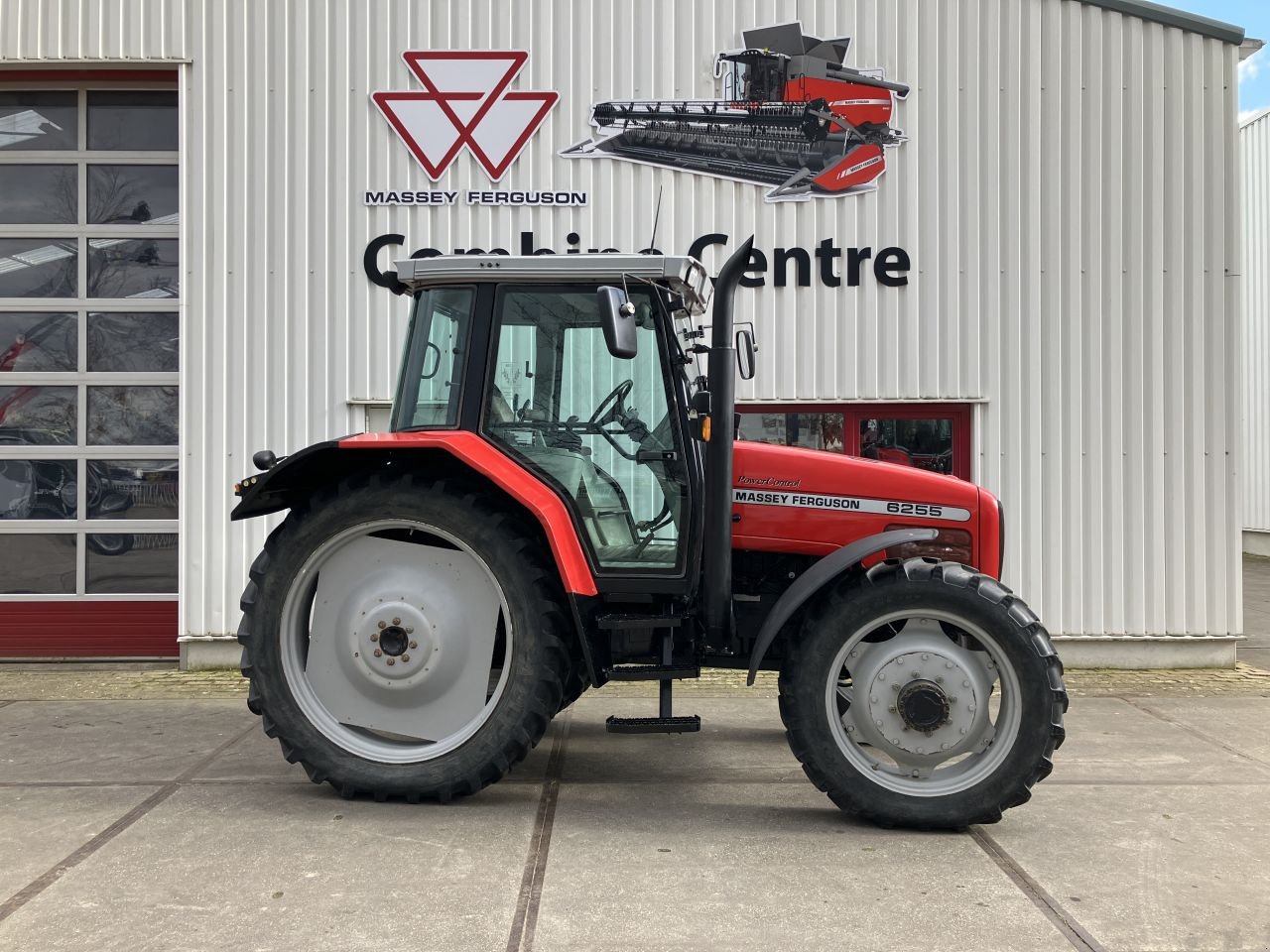 Traktor van het type Massey Ferguson 6255, Gebrauchtmaschine in Oude-Tonge (Foto 4)