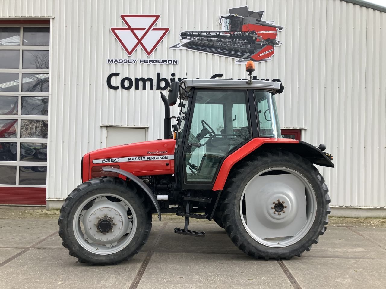 Traktor van het type Massey Ferguson 6255, Gebrauchtmaschine in Oude-Tonge (Foto 8)