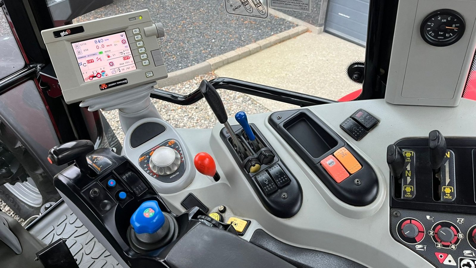 Traktor des Typs Massey Ferguson 6490 Dyna 6 med frontlift, Gebrauchtmaschine in Lintrup (Bild 8)