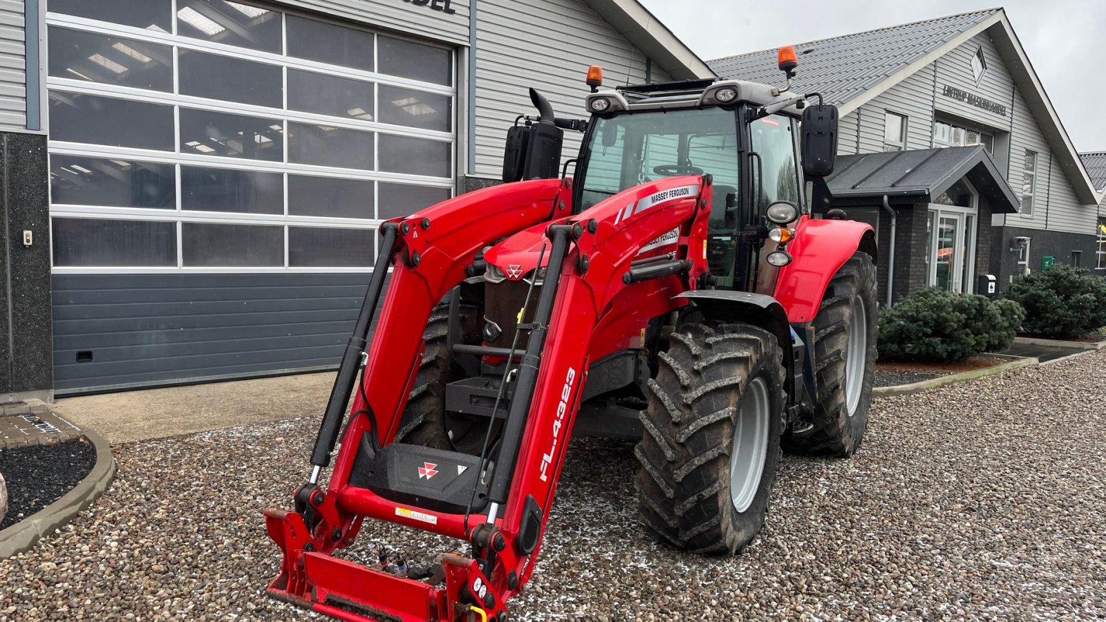 Traktor des Typs Massey Ferguson 6715 S Dyna6 Med frontlæsser, Gebrauchtmaschine in Lintrup (Bild 9)