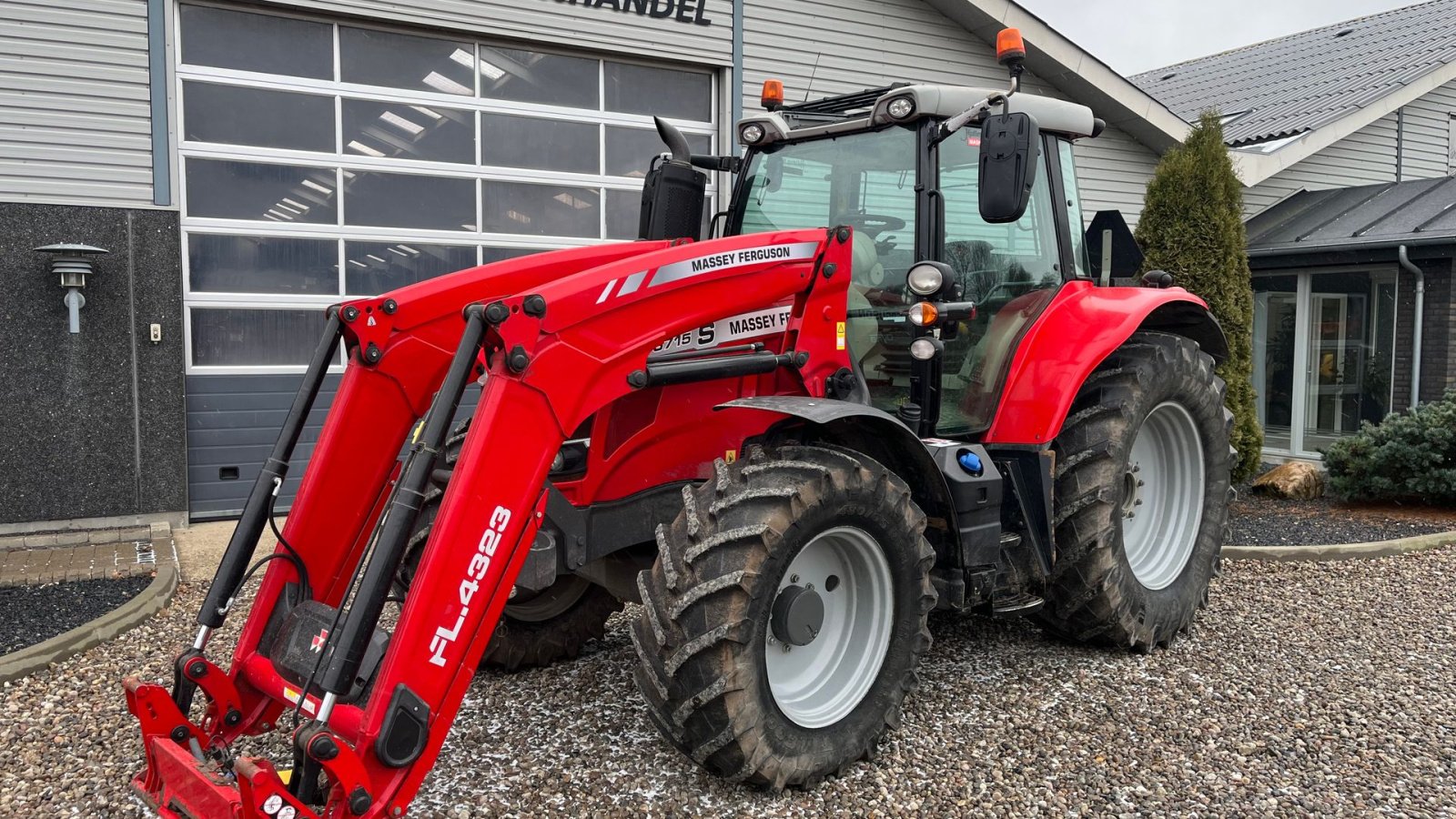 Traktor des Typs Massey Ferguson 6715 S Dyna6 Med frontlæsser, Gebrauchtmaschine in Lintrup (Bild 2)