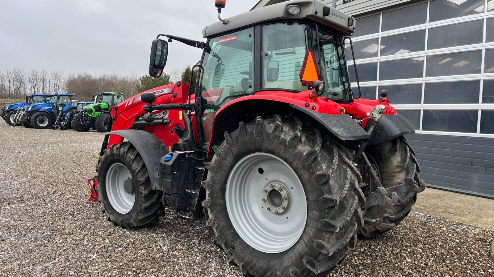 Traktor des Typs Massey Ferguson 6715 S Dyna6 Med frontlæsser, Gebrauchtmaschine in Lintrup (Bild 3)
