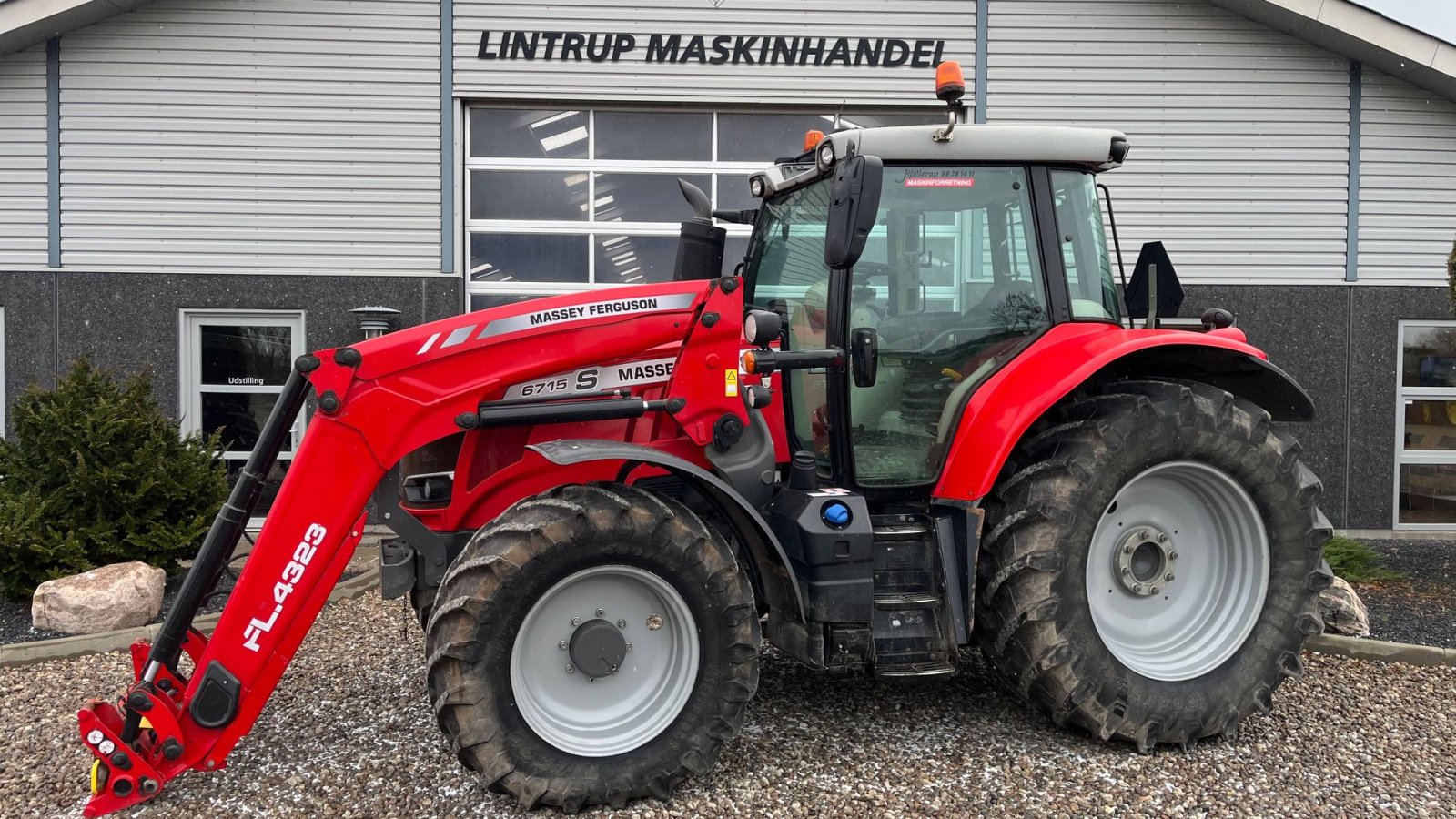 Traktor des Typs Massey Ferguson 6715 S Dyna6 Med frontlæsser, Gebrauchtmaschine in Lintrup (Bild 1)