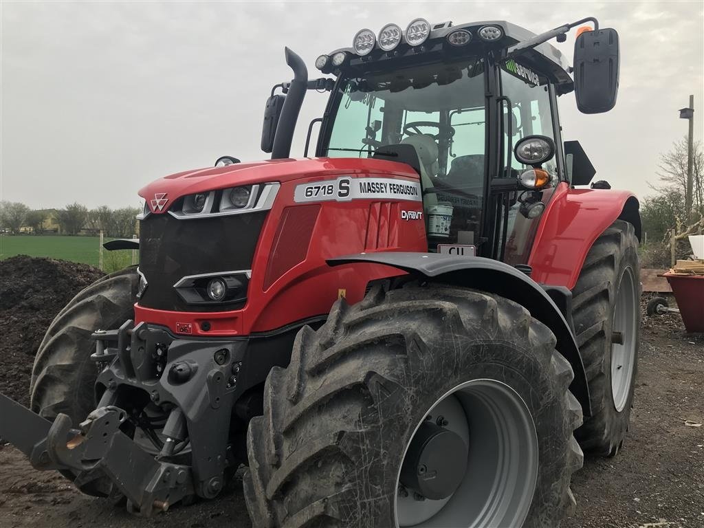 Traktor типа Massey Ferguson 6718S Dyna VT Exclusive, Gebrauchtmaschine в Sakskøbing (Фотография 1)