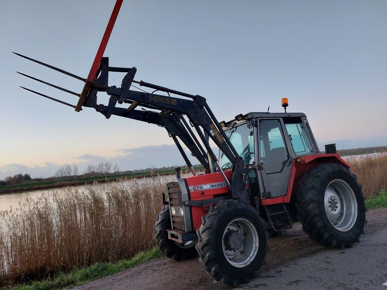 Traktor типа Massey Ferguson 675, Gebrauchtmaschine в Ouderkerk aan den IJssel (Фотография 1)