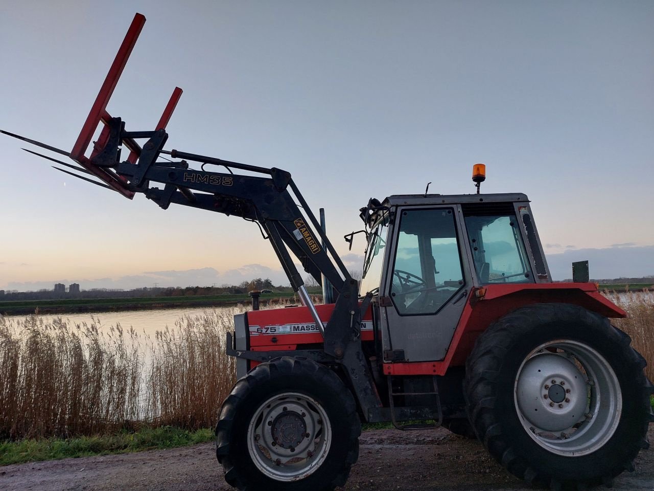 Traktor des Typs Massey Ferguson 675, Gebrauchtmaschine in Ouderkerk aan den IJssel (Bild 1)