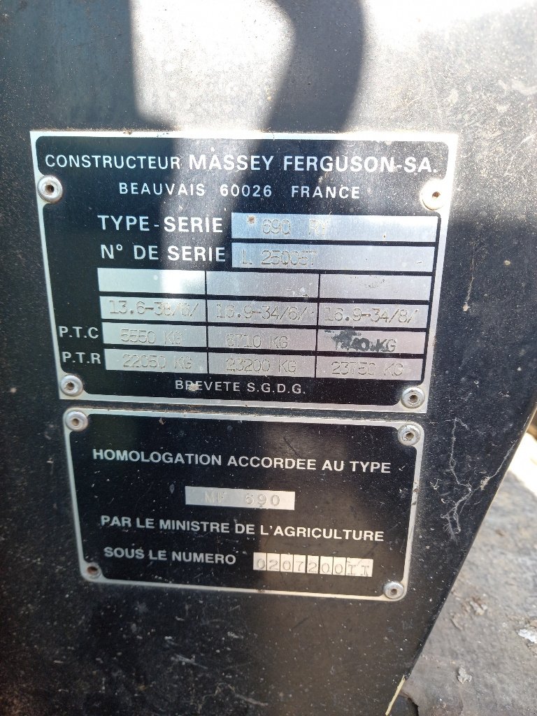 Traktor от тип Massey Ferguson 690, Gebrauchtmaschine в Calmont (Снимка 5)