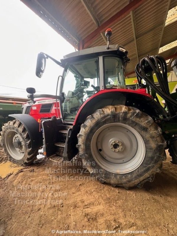 Traktor des Typs Massey Ferguson 6S 135 DYNA 6, Gebrauchtmaschine in LOMBEZ (Bild 2)
