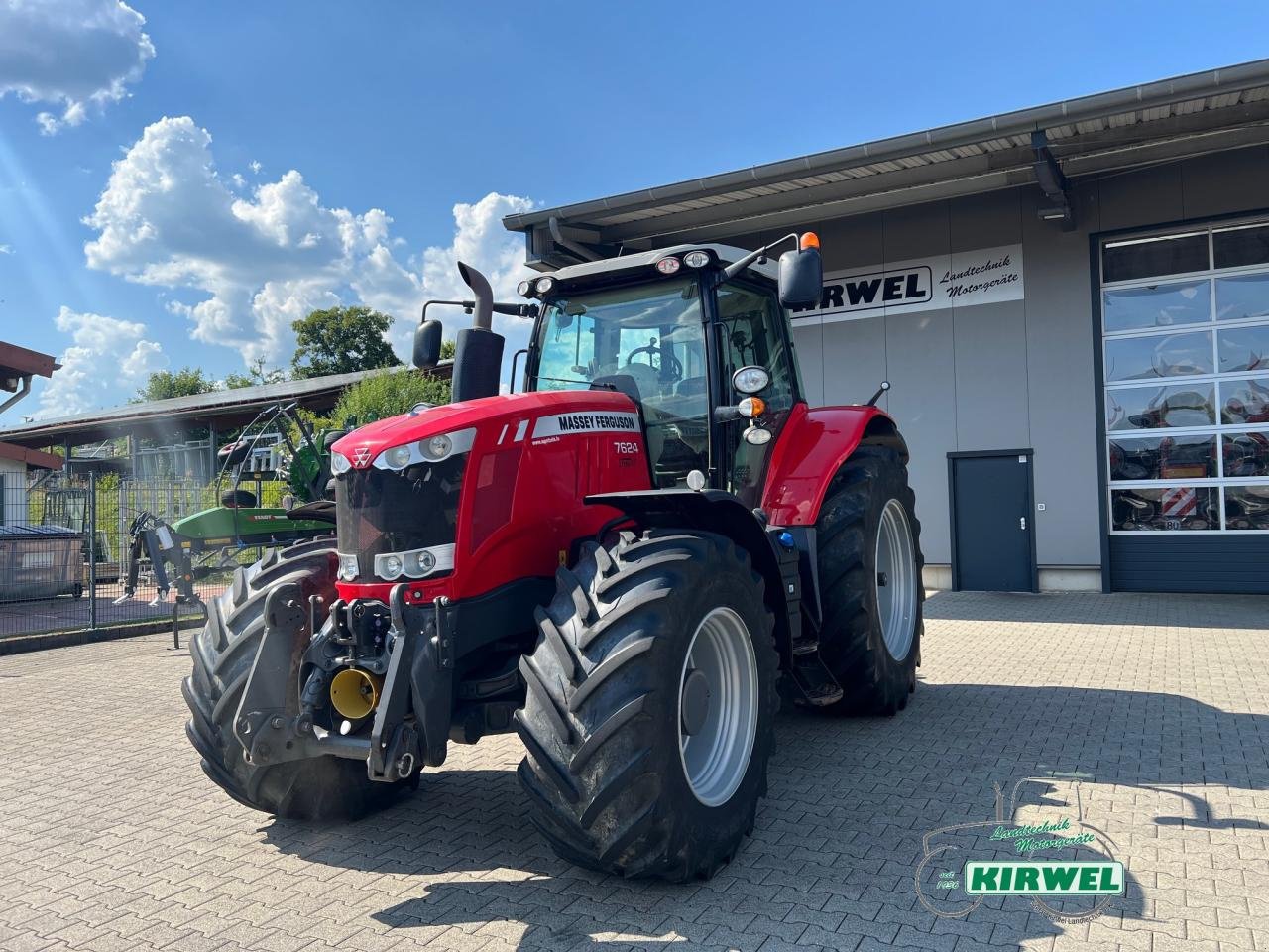 Traktor of the type Massey Ferguson 7624 DynaVT, Gebrauchtmaschine in Blankenheim (Picture 2)