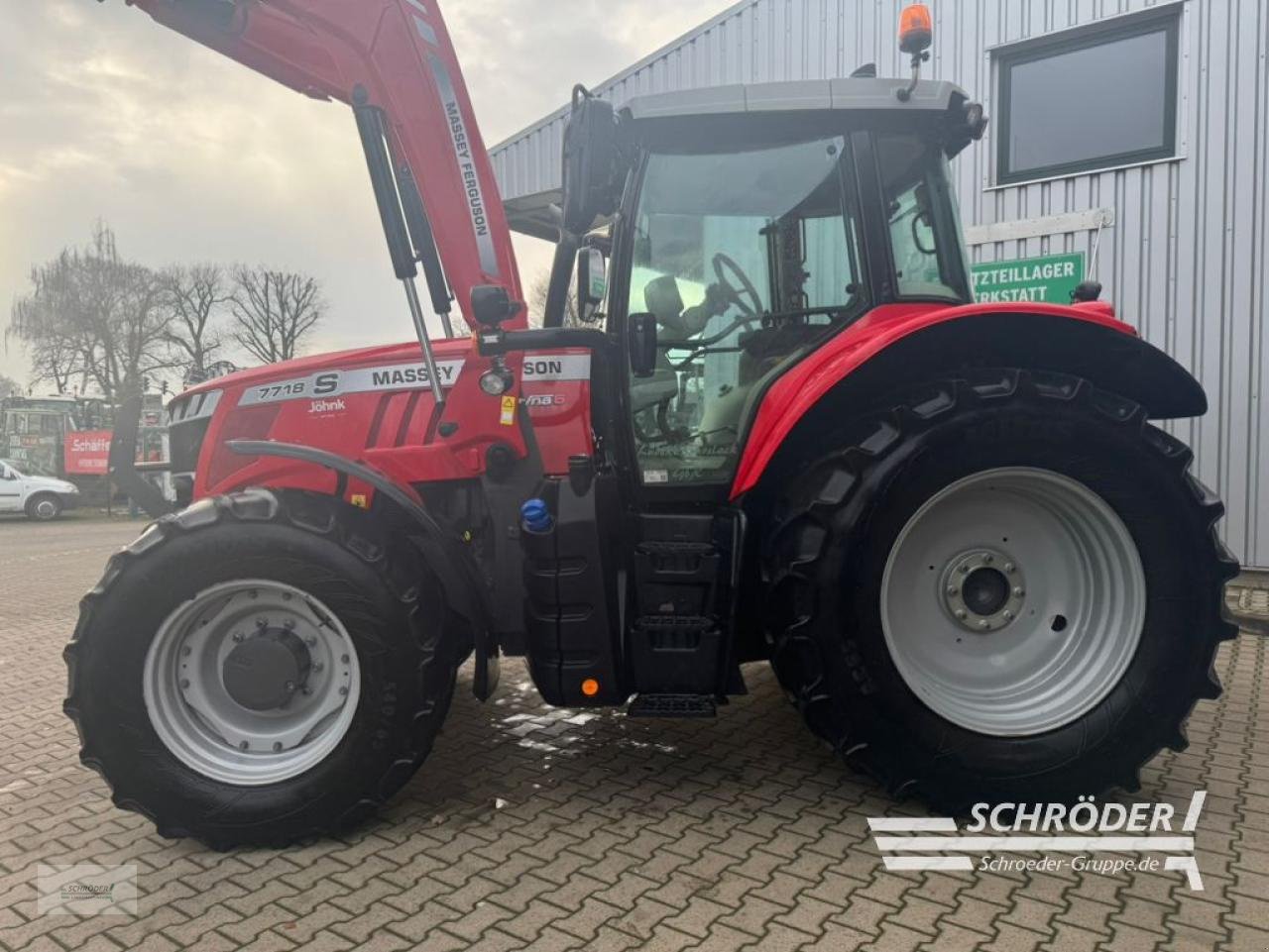 Traktor of the type Massey Ferguson 7718 S DYNA-6 EFFICIENT, Gebrauchtmaschine in Wildeshausen (Picture 10)