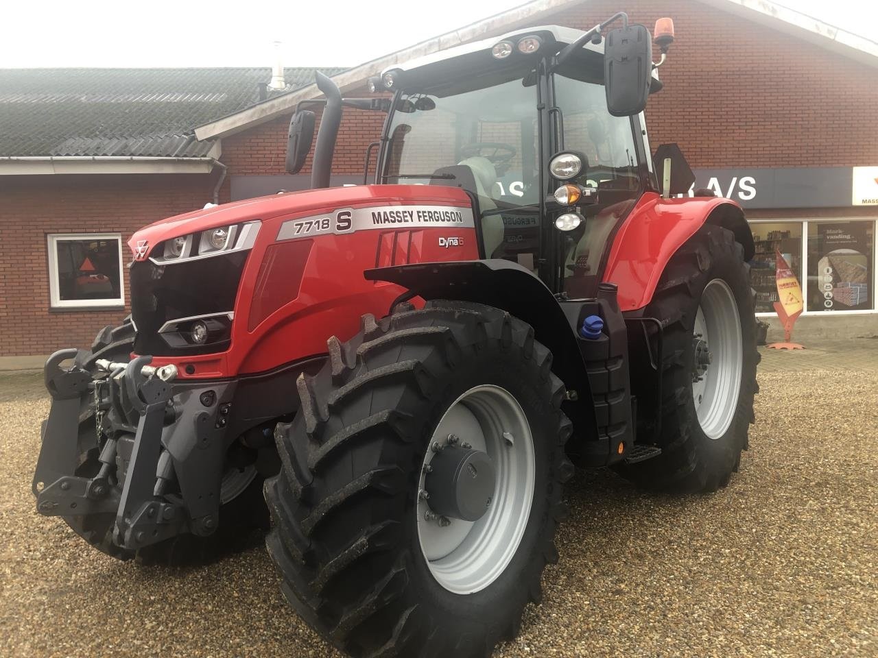 Traktor van het type Massey Ferguson 7718S DYNA 6 NEW EFF, Gebrauchtmaschine in Jelling (Foto 1)