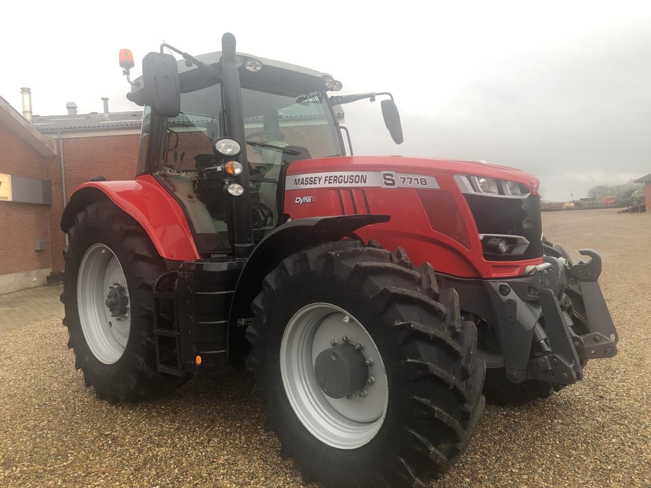 Traktor van het type Massey Ferguson 7718S DYNA 6 NEW EFF, Gebrauchtmaschine in Jelling (Foto 2)