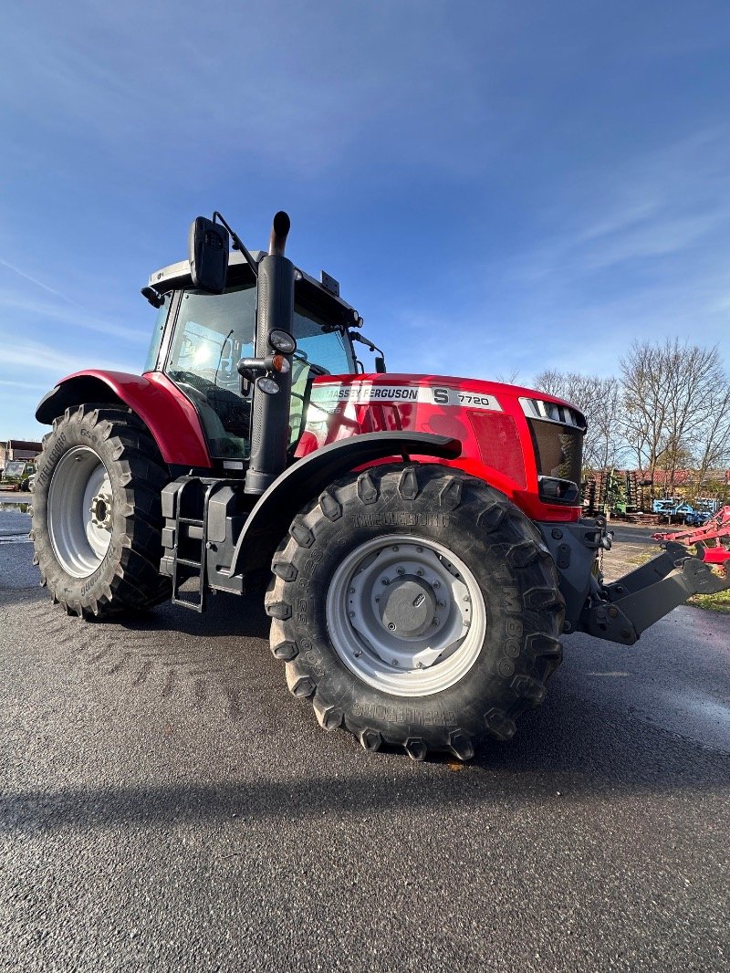 Traktor of the type Massey Ferguson 7720 S Dyna6  PTO, Gebrauchtmaschine in Liebenwalde (Picture 4)