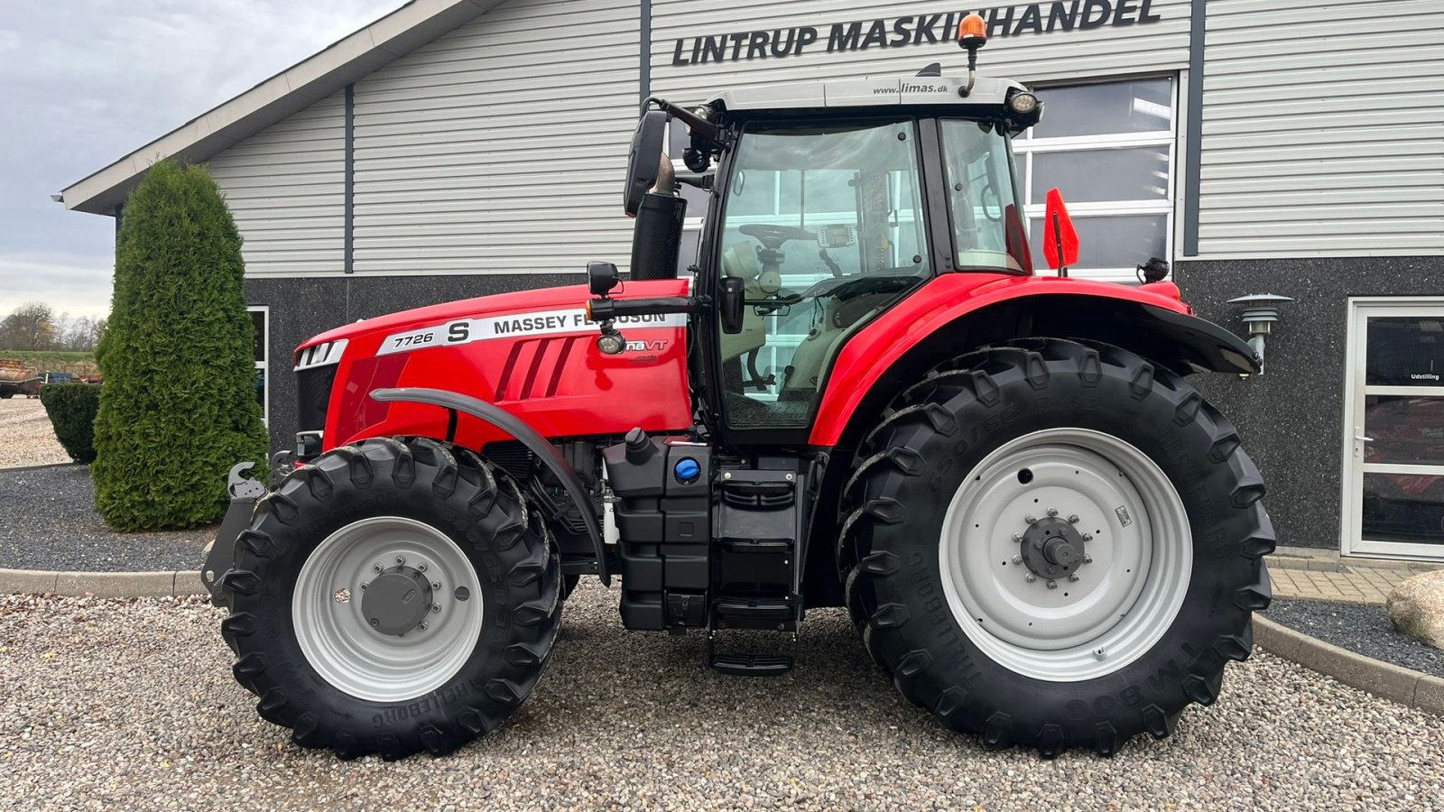 Traktor типа Massey Ferguson 7726 S DynaVT Med frontlift, Gebrauchtmaschine в Lintrup (Фотография 7)