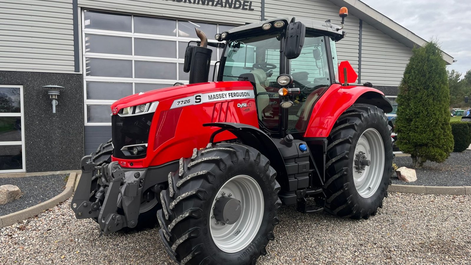 Traktor типа Massey Ferguson 7726 S DynaVT Med frontlift, Gebrauchtmaschine в Lintrup (Фотография 2)