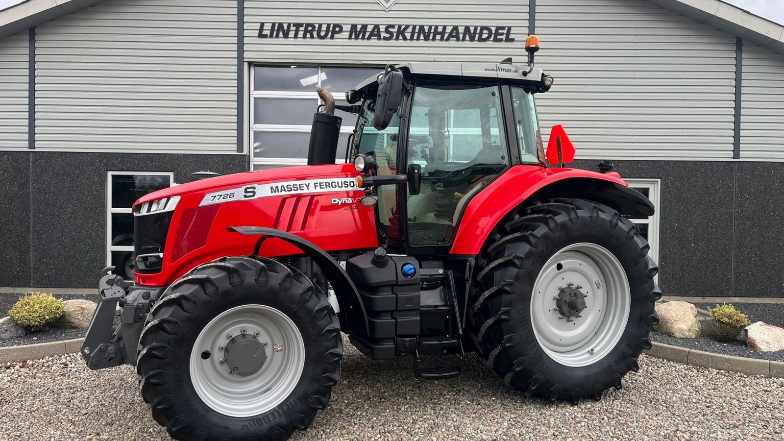 Traktor от тип Massey Ferguson 7726 S DynaVT Med frontlift, Gebrauchtmaschine в Lintrup (Снимка 1)