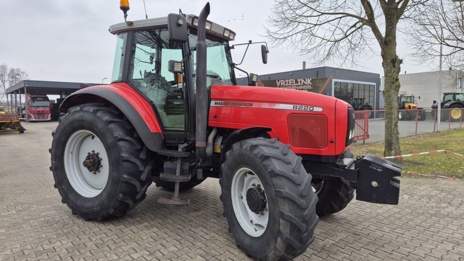 Traktor типа Massey Ferguson 8220 Dynashift, Gebrauchtmaschine в Schoonebeek (Фотография 1)