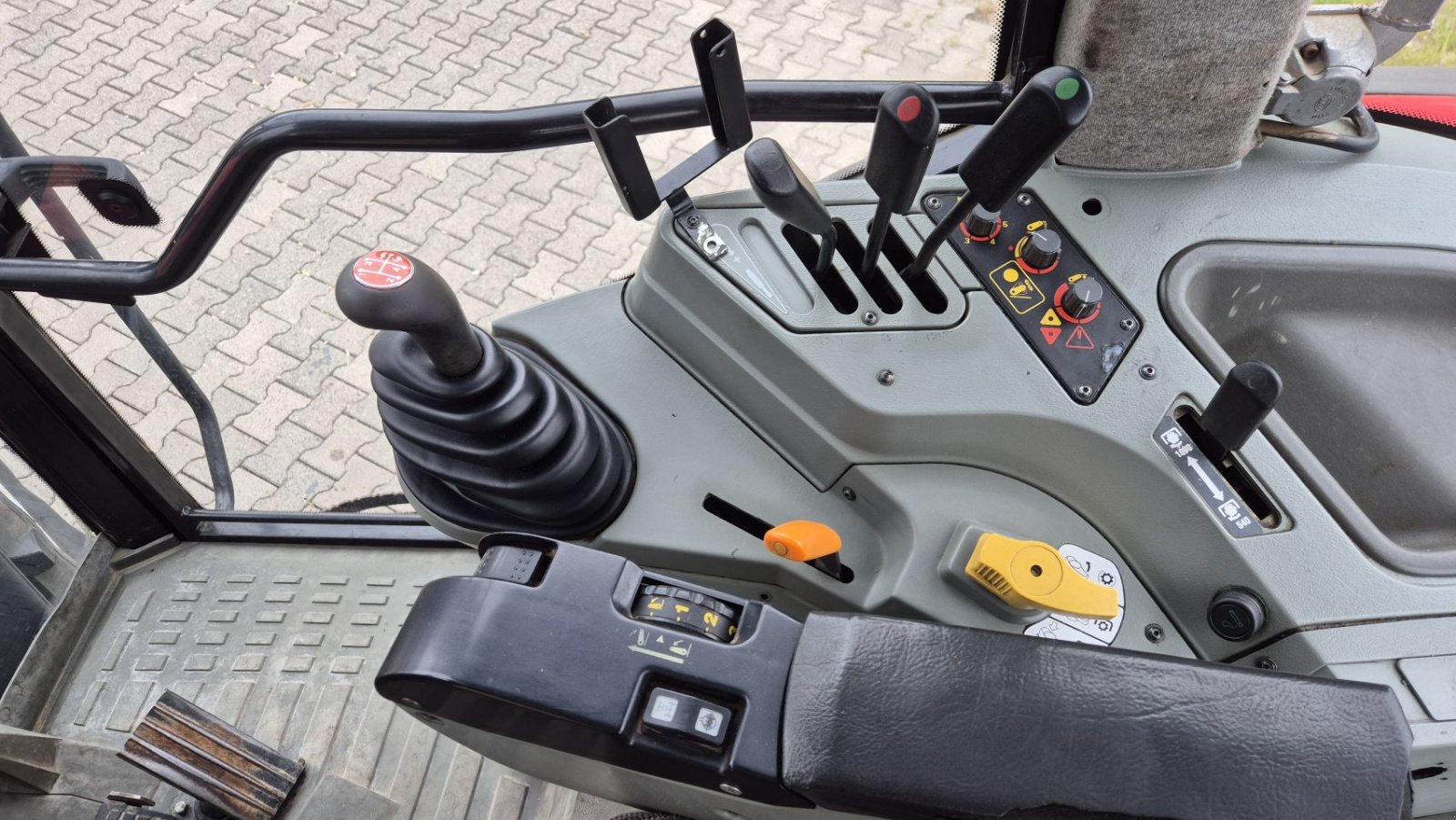 Traktor от тип Massey Ferguson 8220 Dynashift, Gebrauchtmaschine в Schoonebeek (Снимка 10)