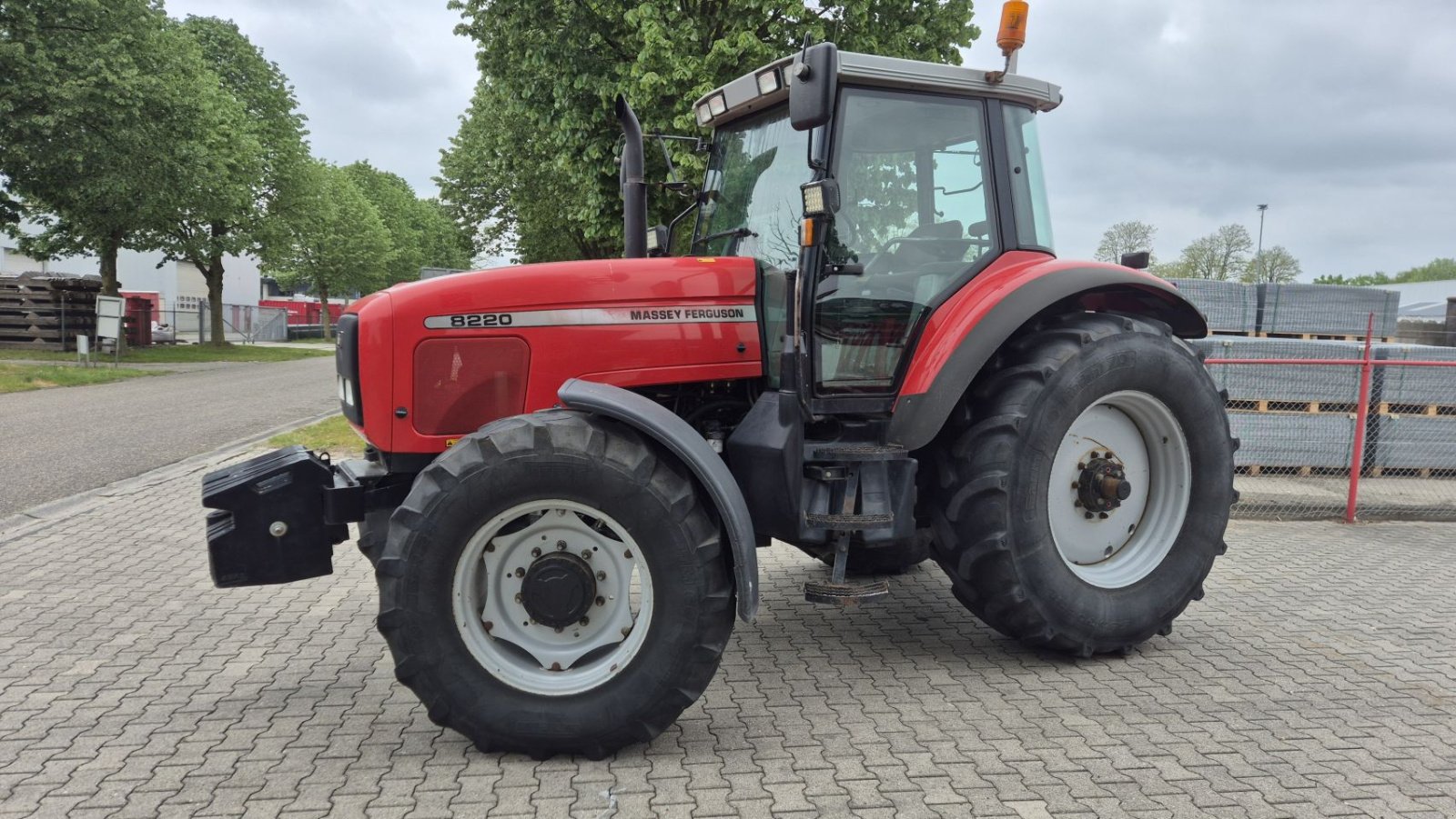 Traktor от тип Massey Ferguson 8220 Dynashift, Gebrauchtmaschine в Schoonebeek (Снимка 2)