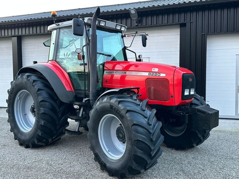 Traktor типа Massey Ferguson 8220, Gebrauchtmaschine в Linde (dr)