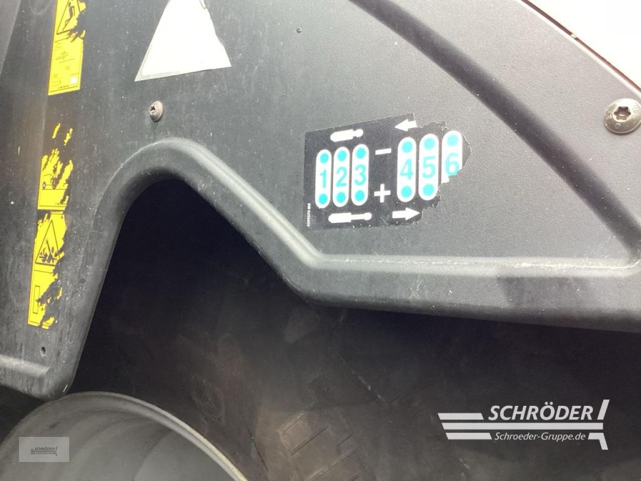 Traktor от тип Massey Ferguson 8670 DYNA-VT EXCELLENCE, Gebrauchtmaschine в Norden (Снимка 12)