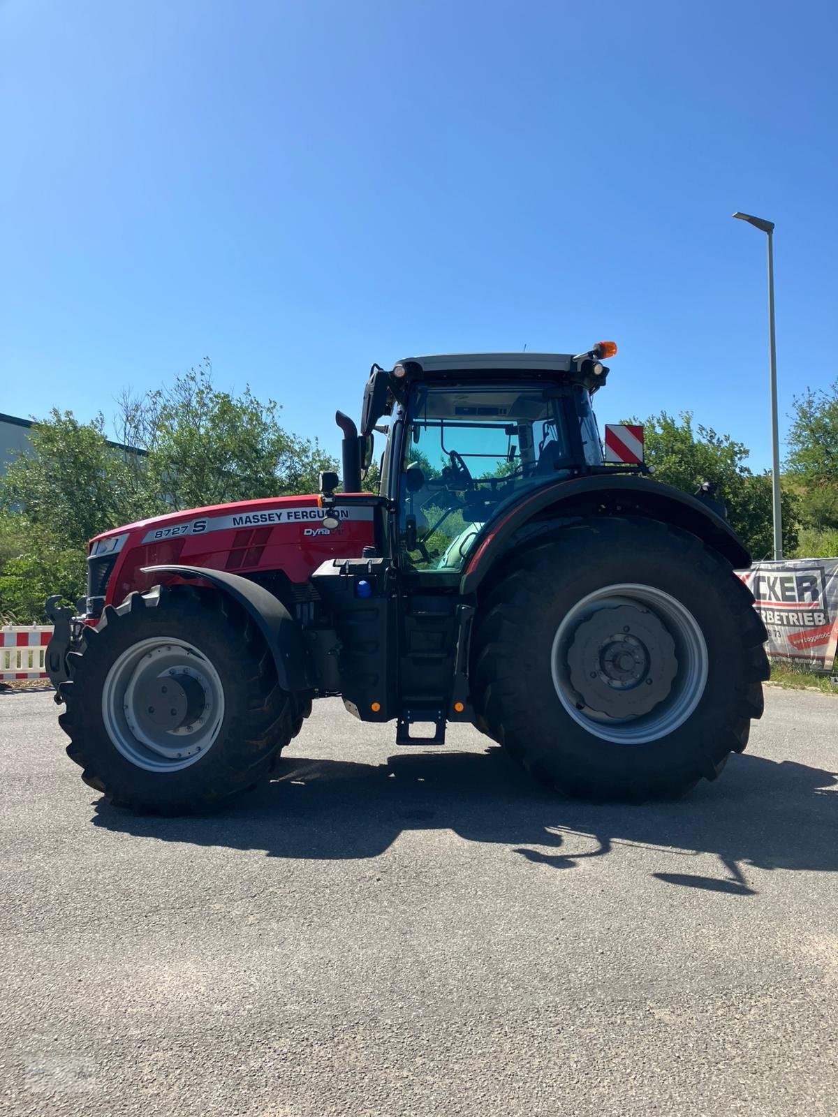 Traktor des Typs Massey Ferguson 8727 S Dyna VT, Neumaschine in Konken (Bild 2)