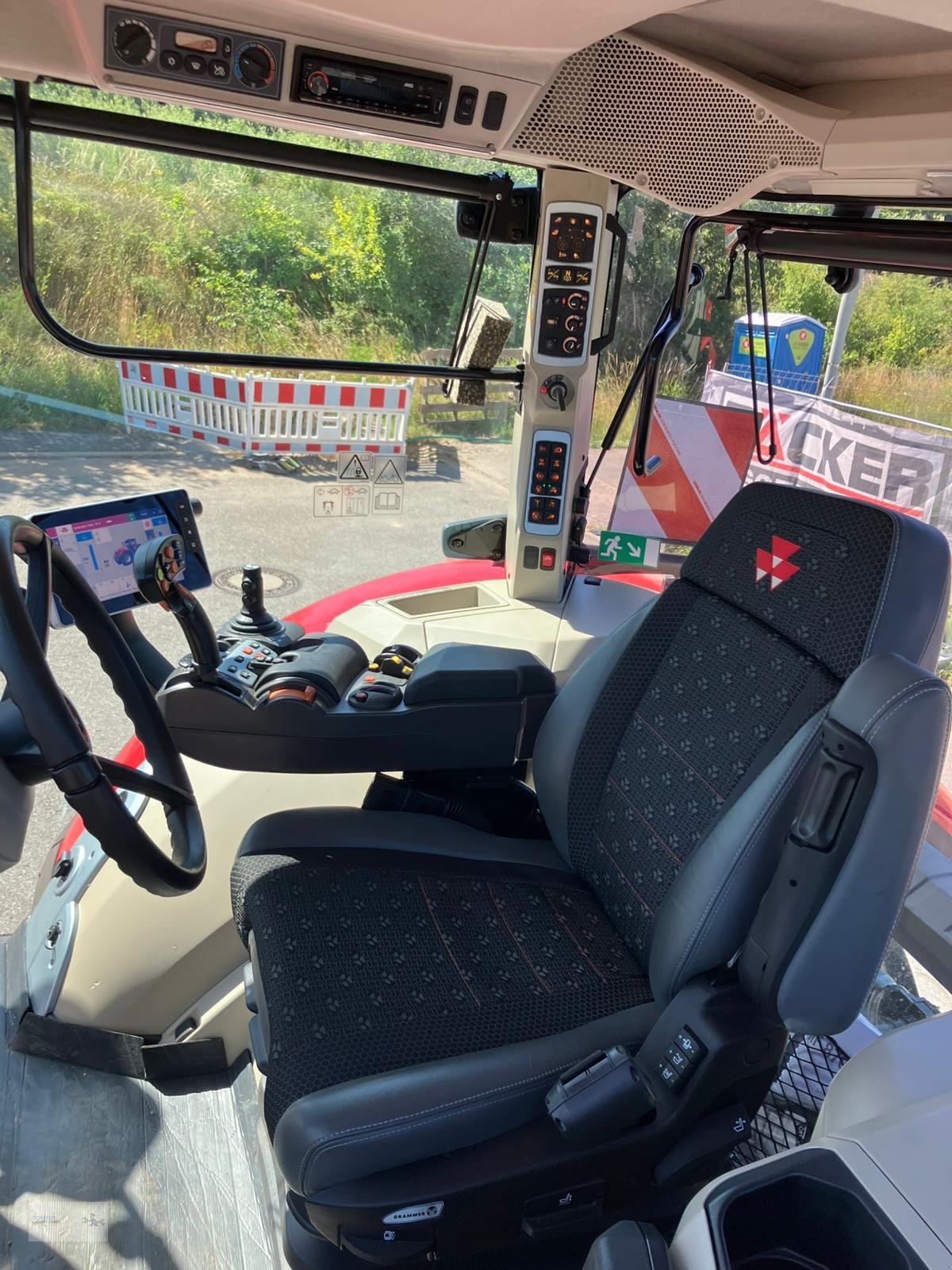 Traktor des Typs Massey Ferguson 8727 S Dyna VT, Neumaschine in Konken (Bild 14)