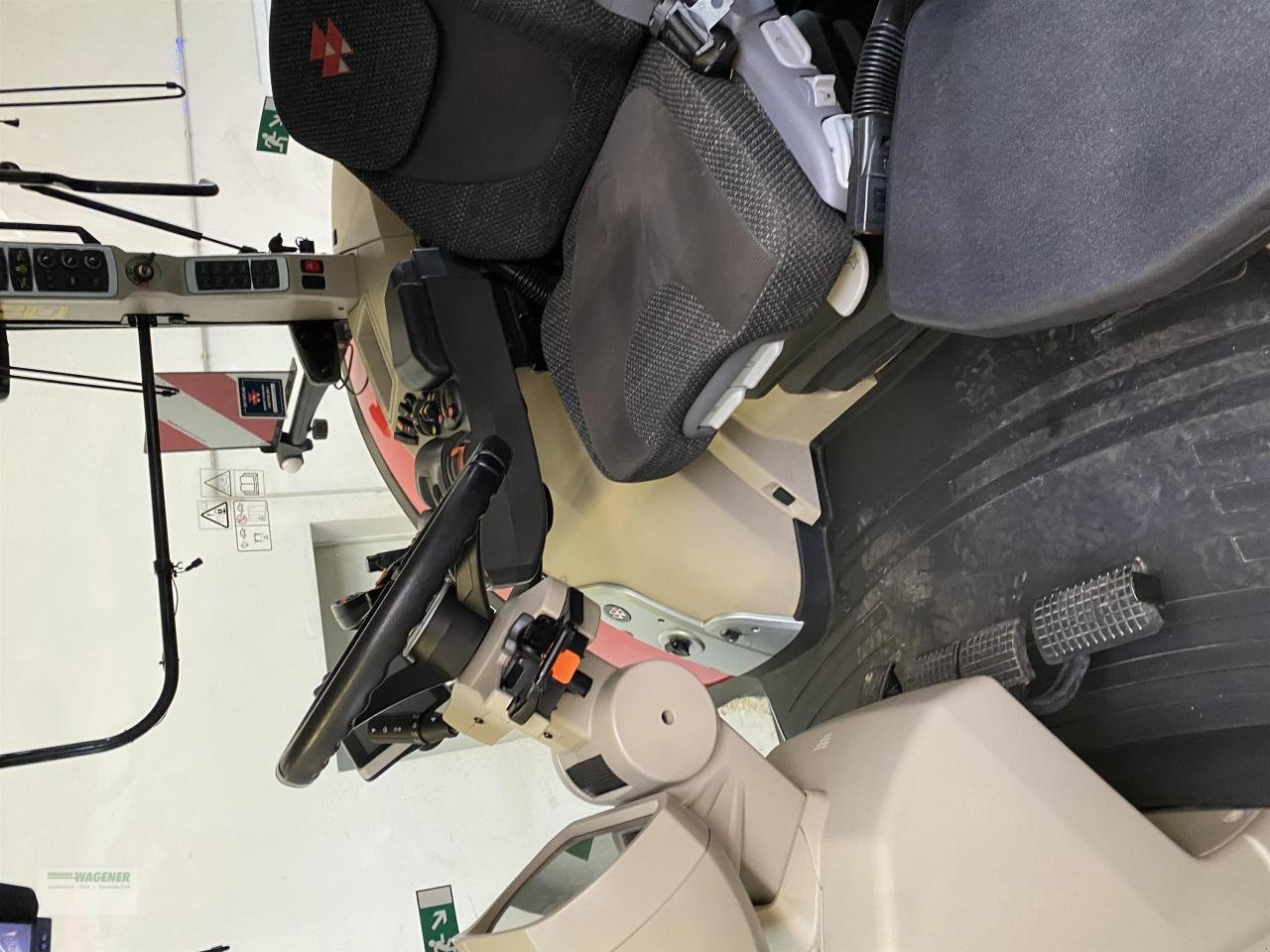 Traktor van het type Massey Ferguson 8727S, Gebrauchtmaschine in Bad Wildungen - Wega (Foto 4)