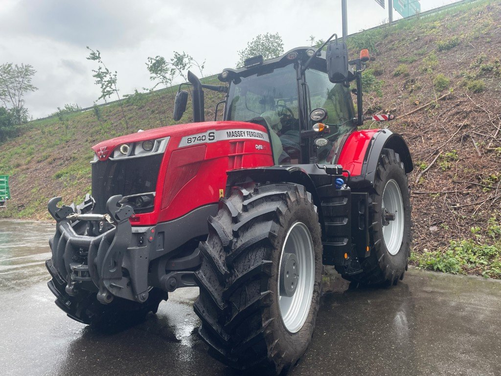 Traktor des Typs Massey Ferguson 8740S, Gebrauchtmaschine in Schaffhausen (Bild 2)