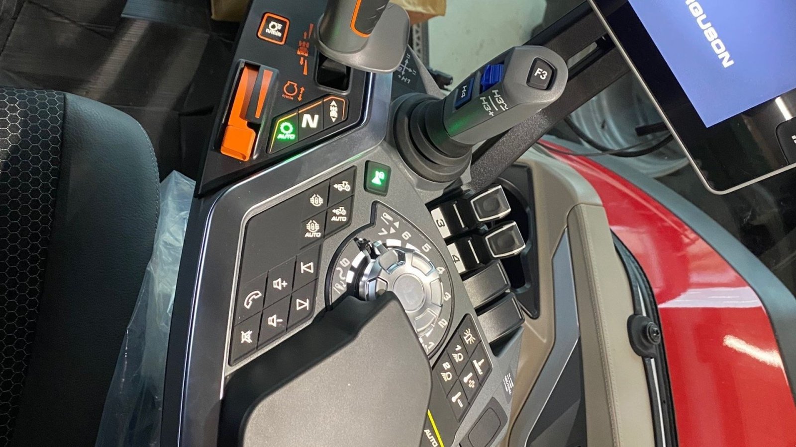 Traktor tip Massey Ferguson 8S-305 Dyna VT Exclusive, Gebrauchtmaschine in Ringe (Poză 10)