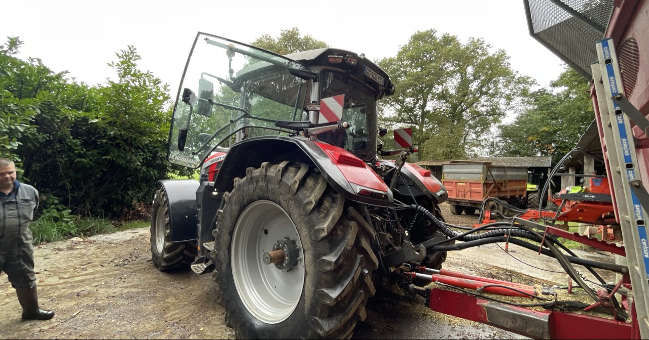 Traktor des Typs Massey Ferguson 8S.205 D7 EFF, Gebrauchtmaschine in JOSSELIN (Bild 4)