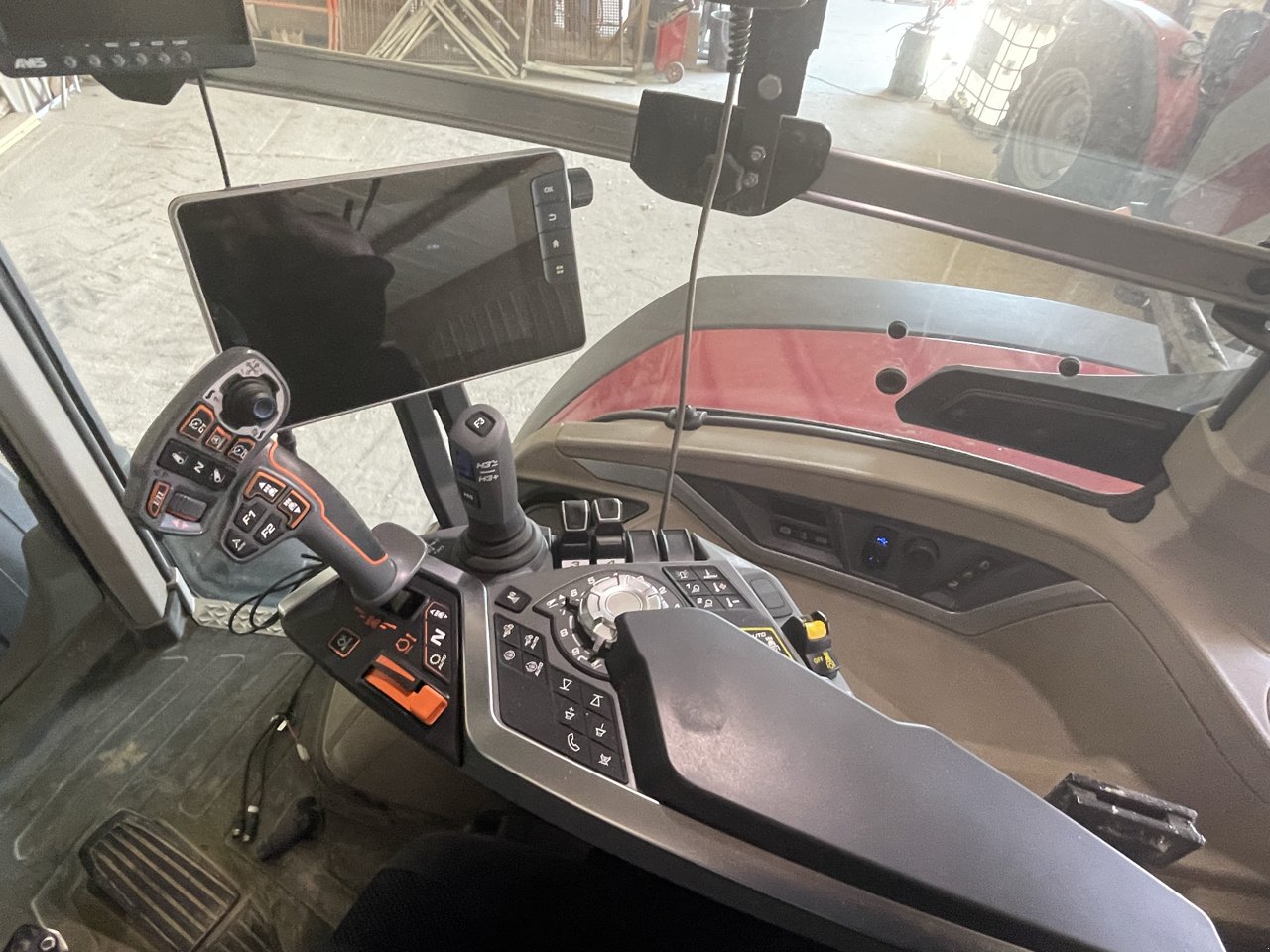 Traktor des Typs Massey Ferguson 8S.205 D7, Gebrauchtmaschine in JOSSELIN (Bild 2)