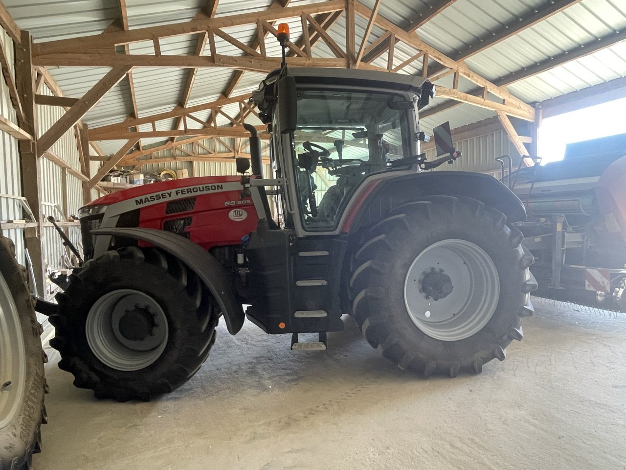 Traktor des Typs Massey Ferguson 8S.205 D7, Gebrauchtmaschine in JOSSELIN (Bild 3)