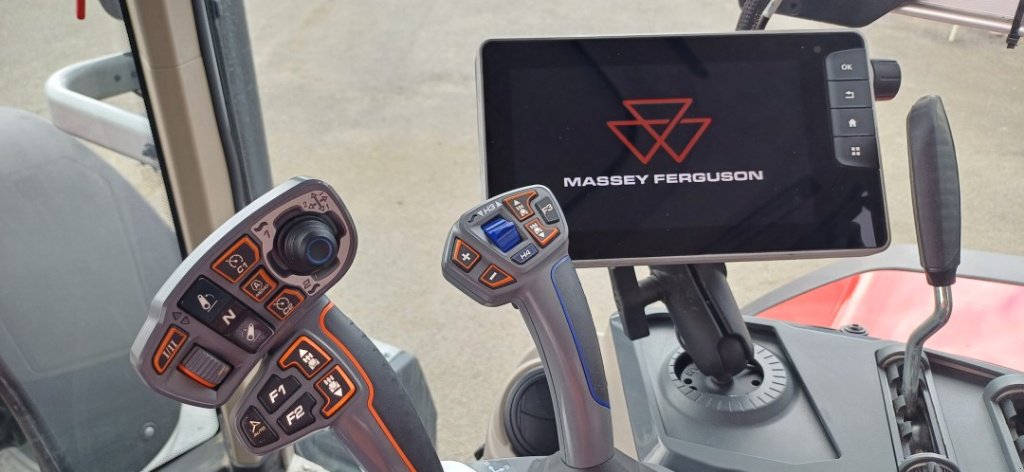 Traktor типа Massey Ferguson 8S225, Gebrauchtmaschine в VERT TOULON (Фотография 4)