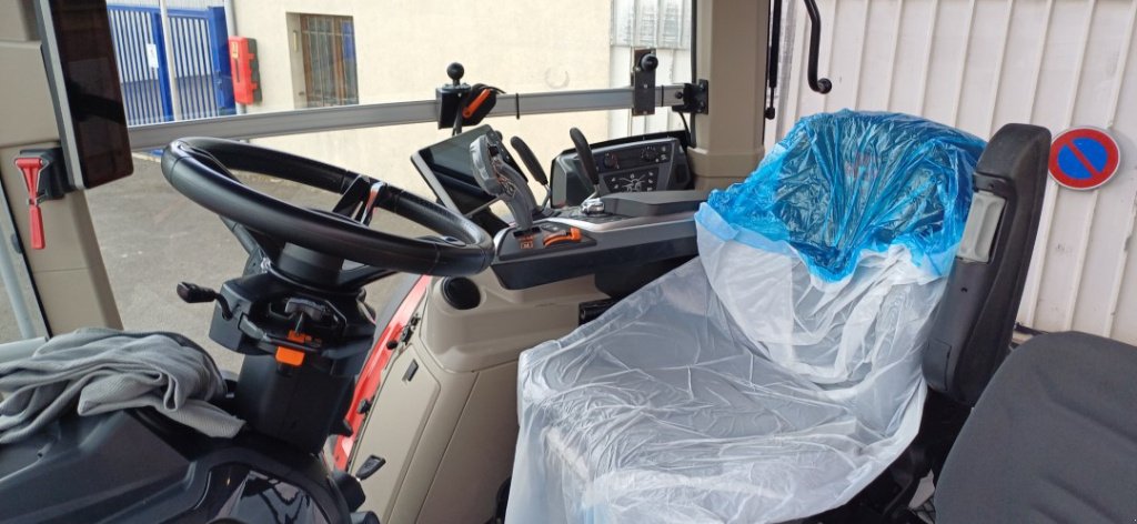 Traktor типа Massey Ferguson 8S225, Gebrauchtmaschine в VERT TOULON (Фотография 3)