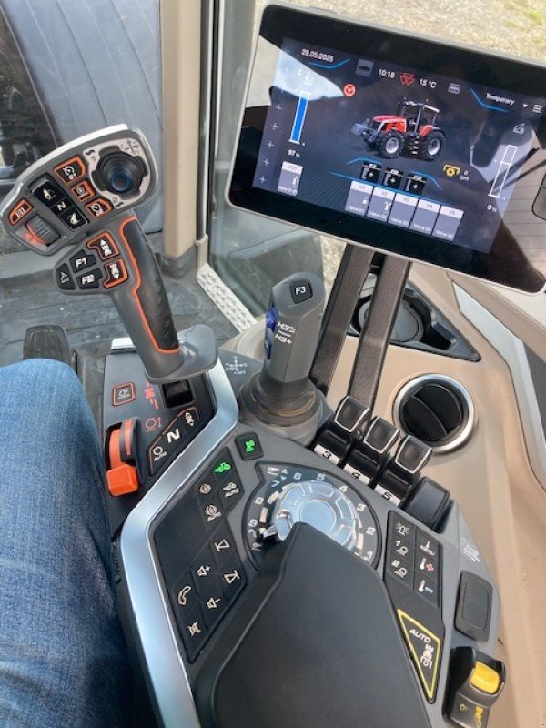 Traktor des Typs Massey Ferguson 8S.245 Dyna E-Power Excl, Gebrauchtmaschine in Gadenstedt (Bild 5)