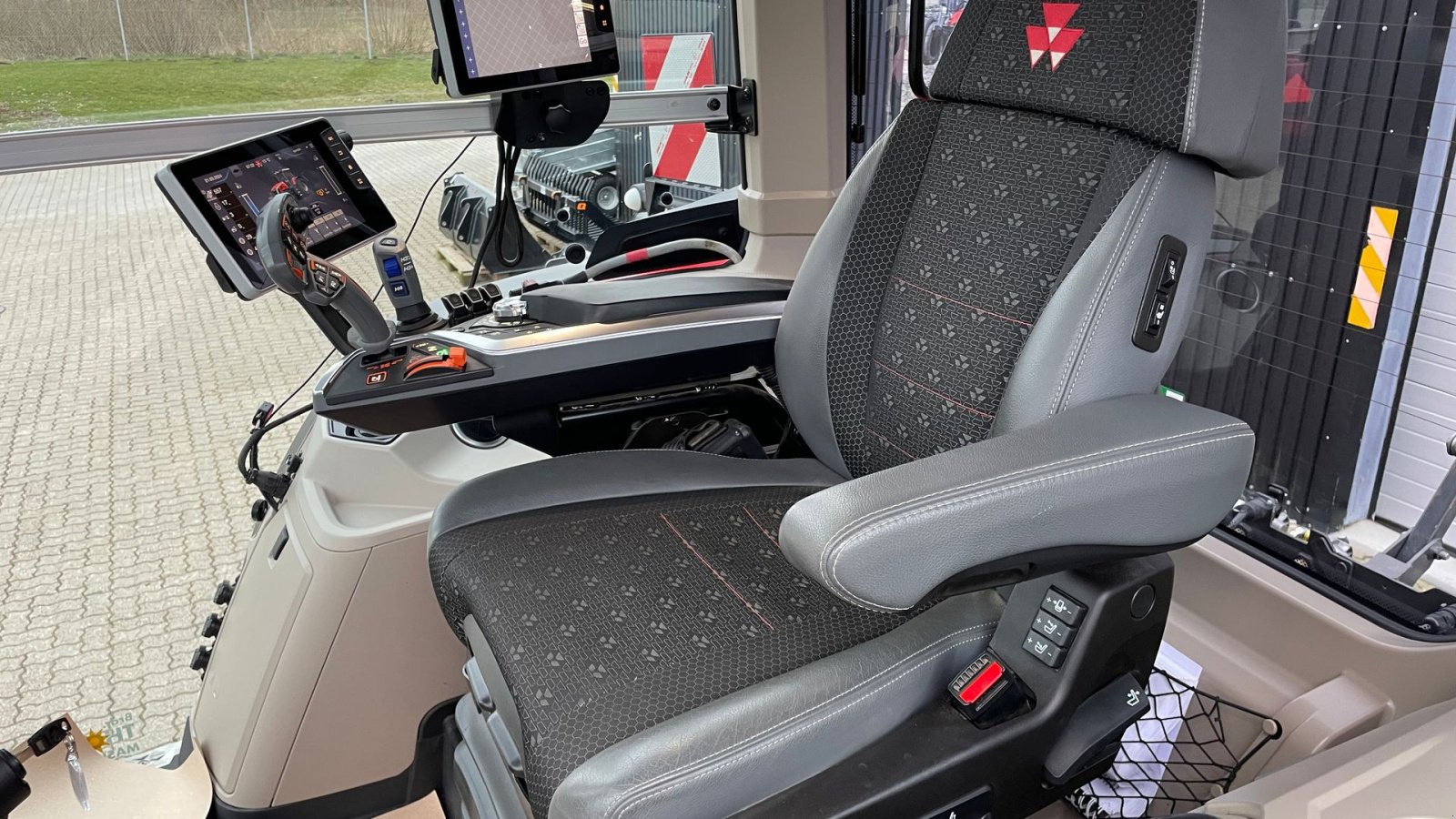 Traktor of the type Massey Ferguson 8S.305 Dyna VT Exclusive, Gebrauchtmaschine in Hjørring (Picture 3)