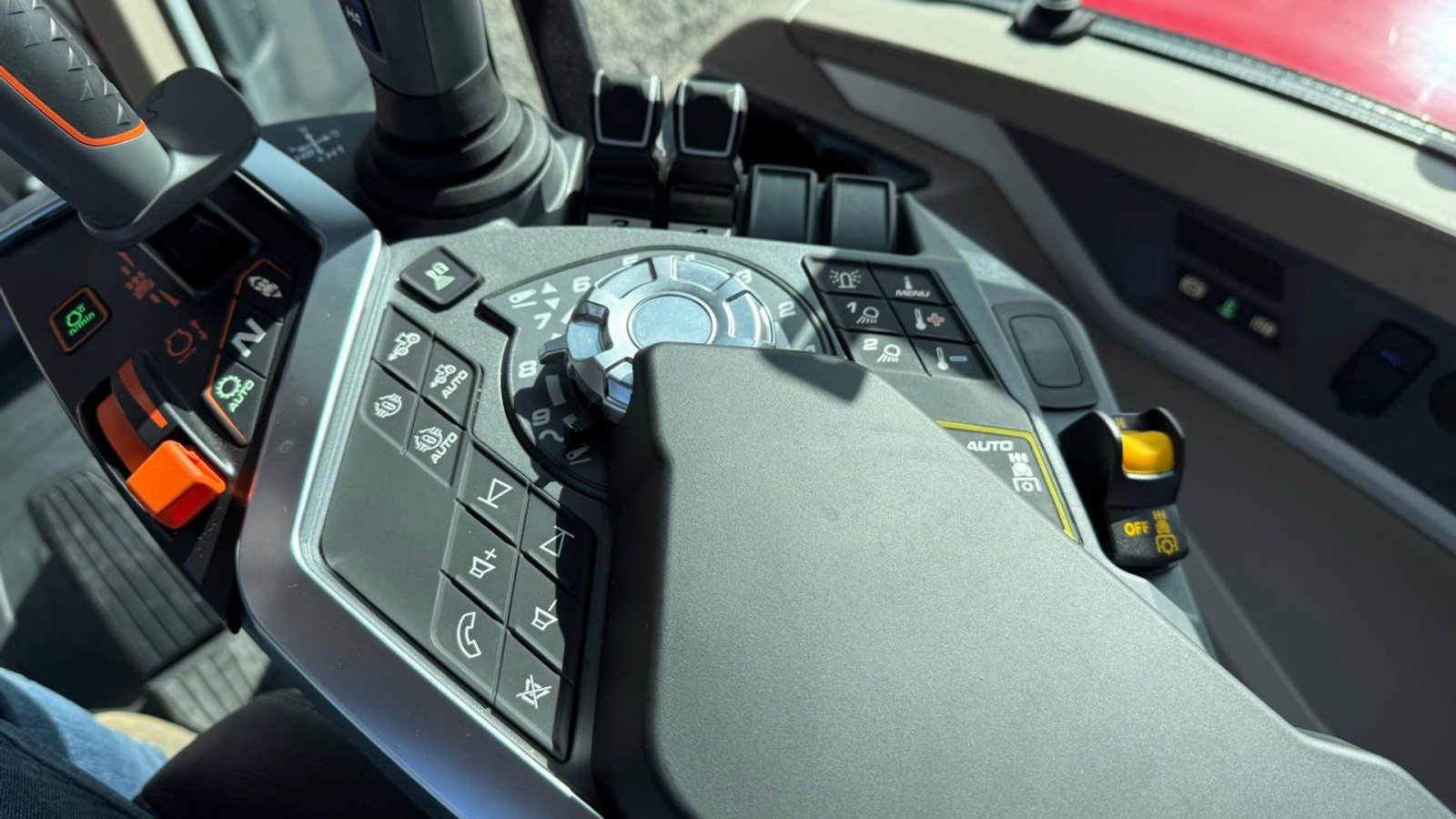 Traktor типа Massey Ferguson 8S.305 Dyna VT, Gebrauchtmaschine в Hadsten (Фотография 21)