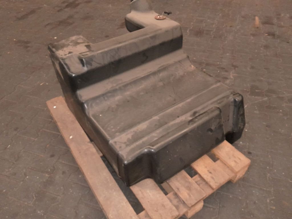 Traktor des Typs Massey Ferguson BRANDSTOFTANK 3000-SERIE, Gebrauchtmaschine in MARIENHEEM (Bild 4)