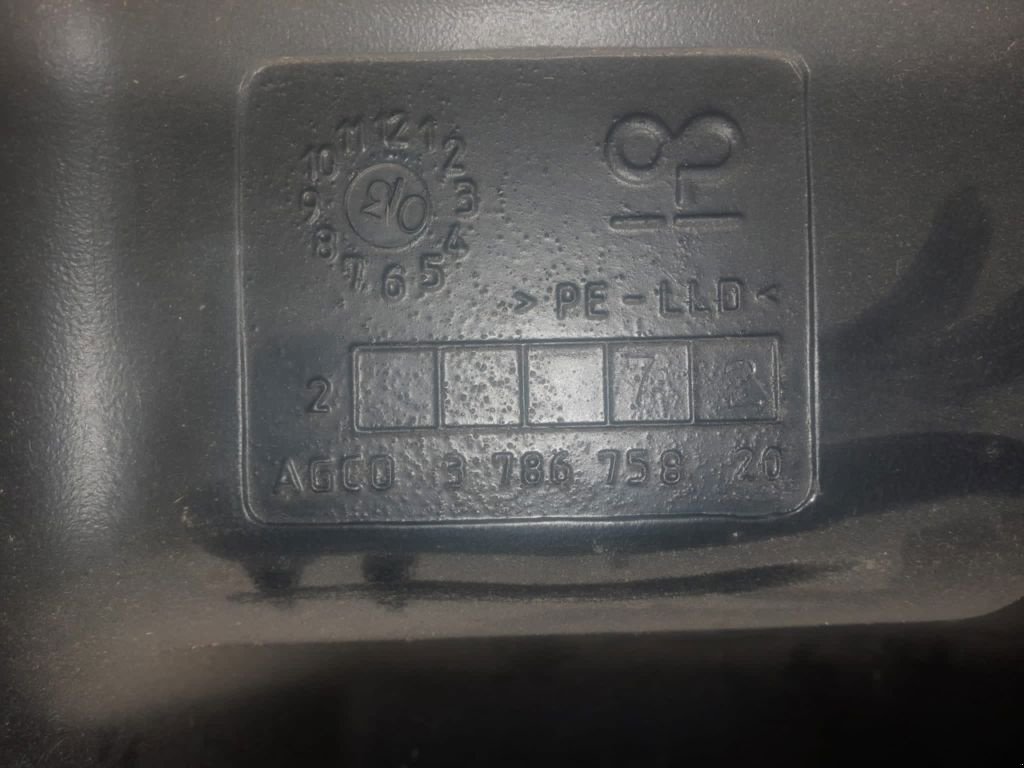 Traktor des Typs Massey Ferguson BRANDSTOFTANK 64-7400 SERIE 6 CIL., Gebrauchtmaschine in MARIENHEEM (Bild 6)