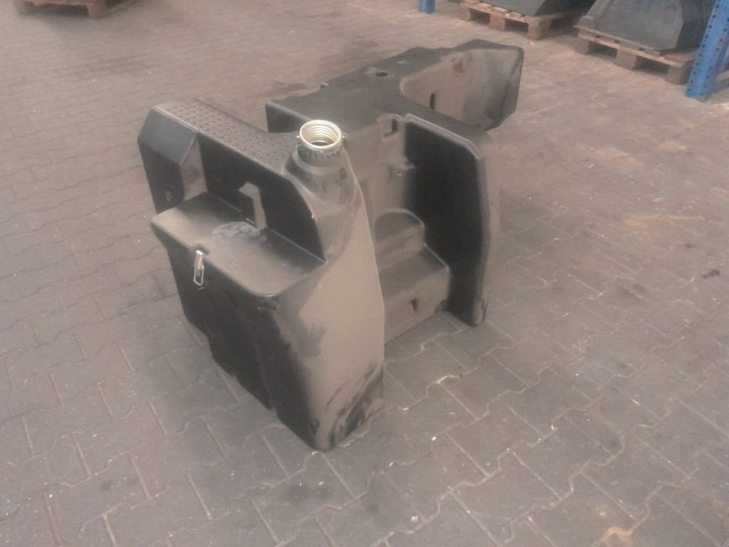 Traktor des Typs Massey Ferguson BRANDSTOFTANK 64-7400 SERIE 6 CIL., Gebrauchtmaschine in MARIENHEEM (Bild 1)